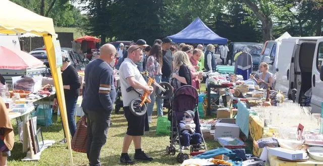photo  l’association des parents d’élèves de l’enseignement libre a organisé son traditionnel bric-à-brac dimanche sur l’aire de loisirs derrière l’église. plus de 40 stands étaient proposés au public tout au long de la journée.  &copy;  ouest-france 