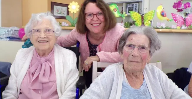 photo  de g. à d. : marguerite pineau, la plus jeune des centenaires, damienne fleury, maire, marthe adet, doyenne de la sarthe (106 ans).  &copy;  le maine libre 