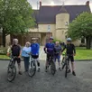 photo les cyclistes et leurs accompagnateurs devant la mairie de laigné-en-belin.