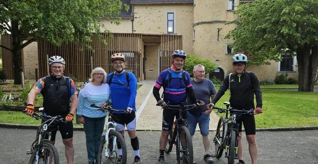 photo  les cyclistes et leurs accompagnateurs devant la mairie de laigné-en-belin.  &copy;  collection personnelle 