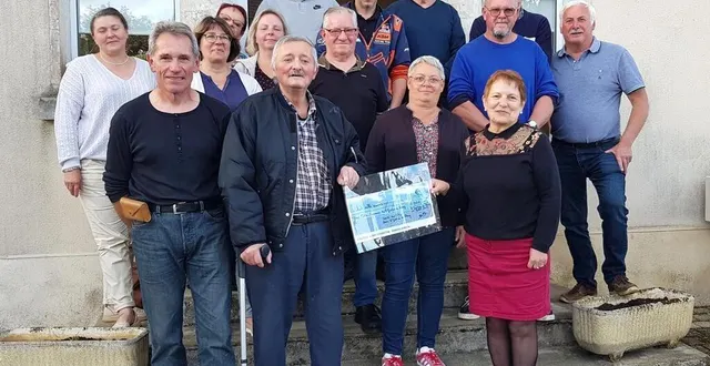 photo  remise du chèque par daniel bellaye en présence de l’équipe municipale et du comité des fêtes.  &copy;  le maine libre 