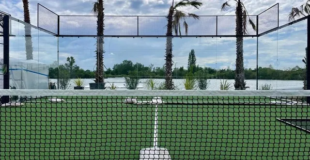 photo  derniers préparatifs avant l’ouverture du padel paradise.  &copy;  le maine libre 