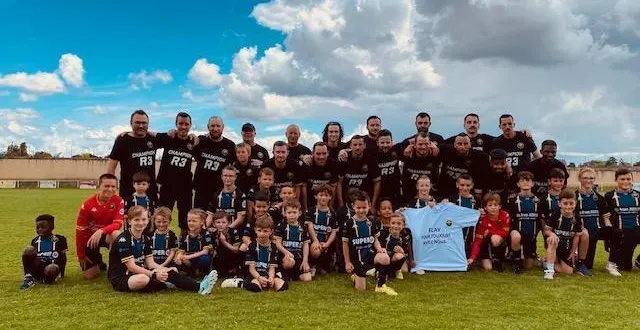 photo  les joueurs de tous âges de l’apb fc ont pu fêter l’accession de l’équipe senior en régionale 2.  &copy;  le maine libre 