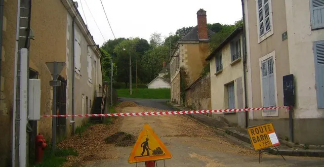 photo  à courdemanche, l’accès à la rue de l’église et à la rue de l’aurore est impossible, après les importants dégâts causés par l’orage du dimanche 19 mai.  &copy;  le maine libre 