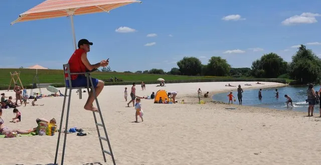 photo  la plage de la monnerie à la flèche (sarthe) conserve le seul pavillon bleu du département pour l’année 2024.  &copy;  archives ouest-france 