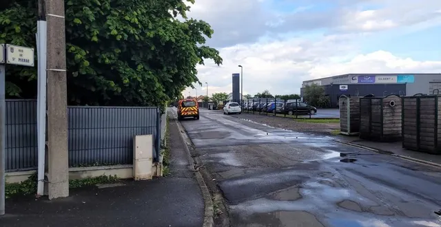 photo  un bébé a été découvert vivant dans l’un des conteneurs à déchets recyclables de la rue saint-pierre, à beaumont-sur-sarthe, ce jeudi 23 mai.  &copy;  le maine libre 