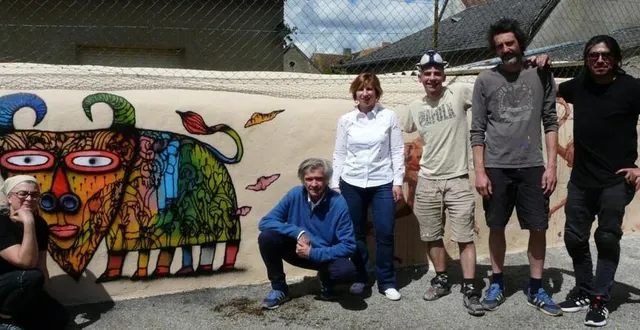photo  jérôme dauchez et audrey soyer, entourés des artistes.  &copy;  le maine libre 