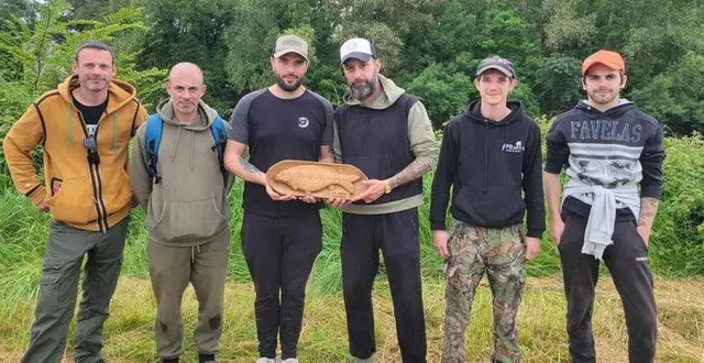 photo  les vainqueurs de cet enduro carpes entourés des organisateurs.  &copy;  le maine libre 