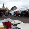 photo les vide-greniers, bric-à-brac de village rencontrent toujours un certain succès… si la pluie ne s’invite pas.