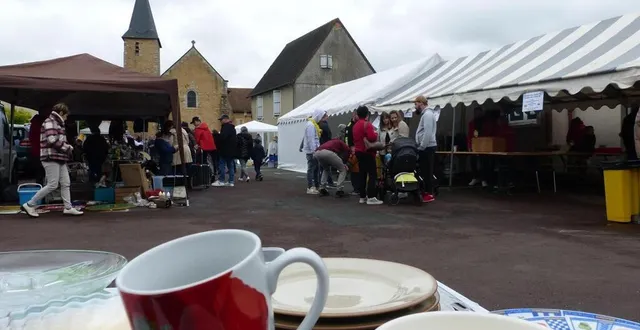 photo  les vide-greniers, bric-à-brac de village rencontrent toujours un certain succès… si la pluie ne s’invite pas.  &copy;  archives le maine libre 