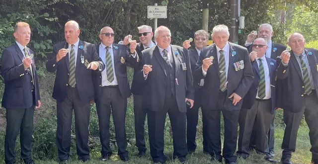 photo  les sherwood rangers lors de leur passage à berjou pour l’inauguration de la plaque de la rue lieutenant-galvin, le 6 juin 2023. martin kerry, sous la plaque avec des lunettes de soleil, est l’un des membres des sry.  &copy;  archives ouest-france 