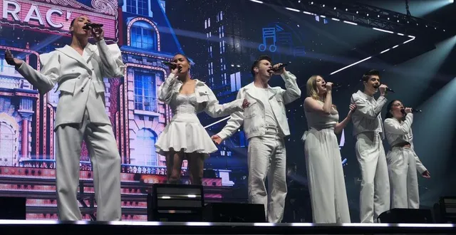 photo  débordant d’une belle énergie, les six anciens élèves de la star academy ont fait le show pour leur premier concert au mans.  &copy;  le maine libre 