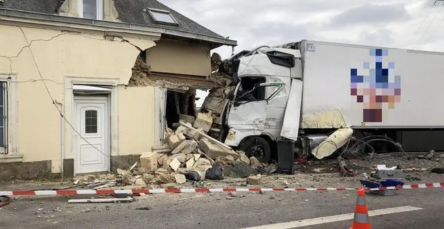 photo  le poids lourd avait terminé sa course dans une maison d’habitation lors de cet accident mortel, le 16 août 2022, dans l’orne.  &copy;  archives ouest-france 