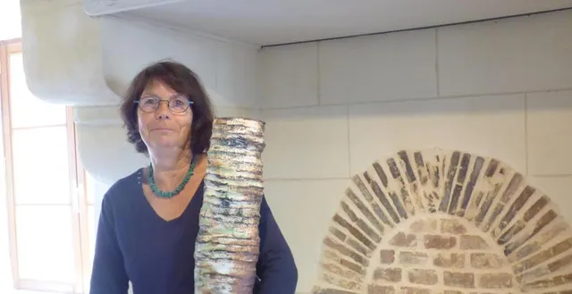 photo  katy barrault, la potière parcéenne, expose à la galerie du chemin. ici, avec l’un de ses troncs d’arbre.  &copy;  ouest-france 