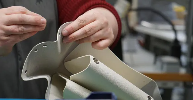 photo  l’atelier du maroquinier, à la chartre-sur-le-loir (sarthe), est l’une des cinq entités du département appartenant au groupe tolomei.  &copy;  groupe tolomei/atelier du maroquinier 