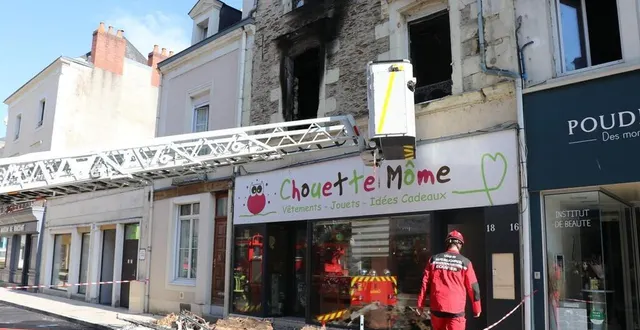 photo  l’incendie a ravagé un appartement, centre-ville de segré (maine-et-loire), au premier étage et causé de nombreux dégâts notamment dans le magasin chouette môme situé au rez-de-chaussée.  &copy;  ouest-france 