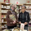 photo  marie-claude foureau, présidente d’artisans du monde alençon, et françoise dutertre, bénévole et membre du conseil d’administration, dans la boutique de la rue maréchal-de-lattre-de-tassigny. 