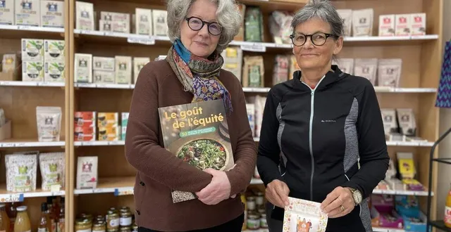 photo  marie-claude foureau, présidente d’artisans du monde alençon, et françoise dutertre, bénévole et membre du conseil d’administration, dans la boutique de la rue maréchal-de-lattre-de-tassigny.  &copy;  ouest-france 