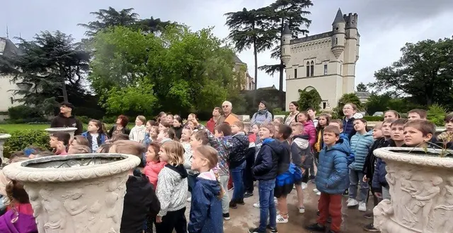 photo  les élèves de grain de soleil ont été guidés par dominique faure.  &copy;  co 
