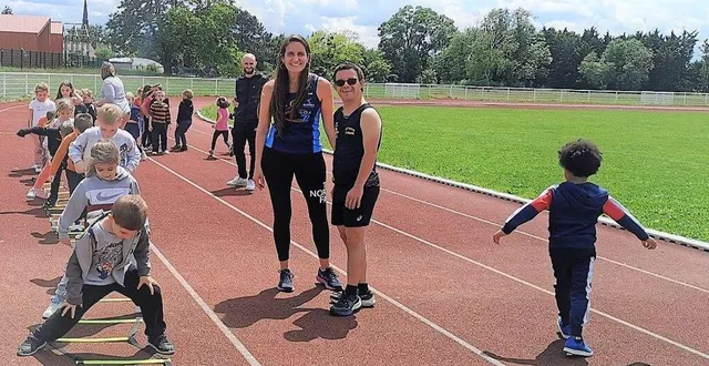 photo  jason, ici avec céline armange, a lancé un exercice pour les jeunes élèves ravis. le 4 juin prochain, il ira à la flèche rencontrer d’autres élèves et inaugurer leur fresque.  &copy;  le maine libre 