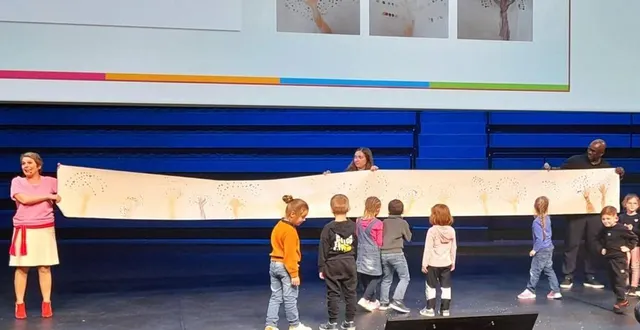 photo  présentation de la fresque lors de la remise des prix au musée du quai-branly jacques-chirac à paris.  &copy;  école de courdemanche 