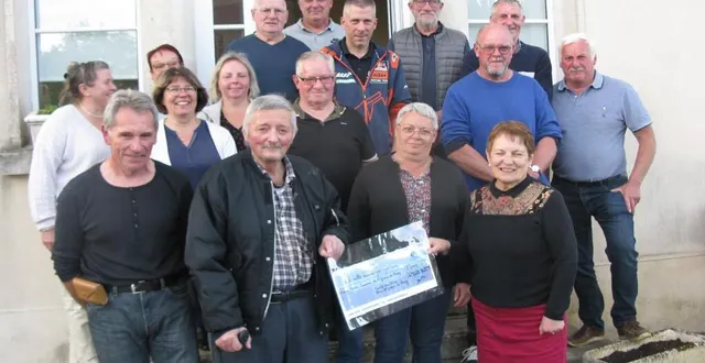 photo  un chèque pour la rénovation de la salle des fêtes.  &copy;  ouest-france 