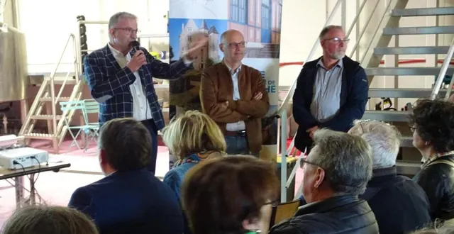 photo  éric bourge, vice-président de maine cœur de sarthe ; samuel hamelin et jean-michel lerat ont lancé la saison touristique de maine cœur de sarthe à la brasserie bizarre.  &copy;  ouest-france 