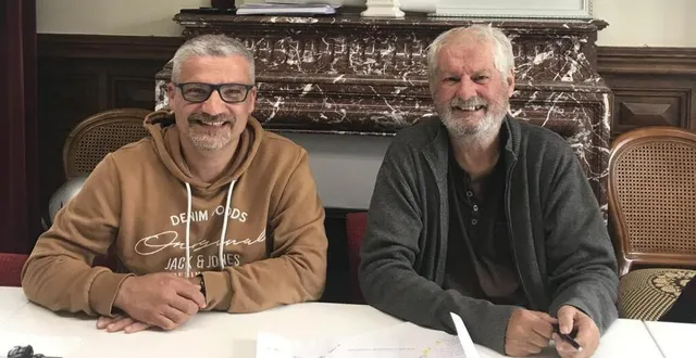 photo  sébastien dupas, président de festi challes, et yannick livet, adjoint au maire, finalisent les formalités liées à la fête de la musique.  &copy;  ouest-france 