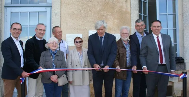 photo  stéphane le foll, président du pays du mans, entouré de nombreuses personnalités et de la veuve de michel lalos, coupe le traditionnel ruban.  &copy;  le maine libre 