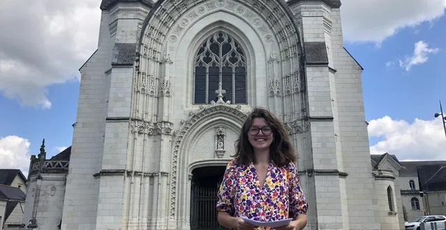 photo  beaufort-en-anjou, le 8 mai 2024. marie-victoria cochain, médiatrice culturelle au musée joseph-denais, organise des visites guidées du centre-ville qui permettent de découvrir l’histoire de la ville et l’origine de son riche patrimoine. ici l’église notre-dame de beaufort-en-vallée, souvent qualifiée de petite cathédrale.  &copy;  co – christophe ricci 