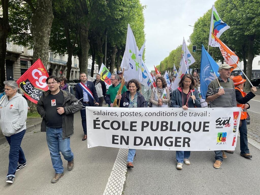 « Non Au Choc Des Savoirs » : à Lorient, 250 Enseignants Et Parents D ...