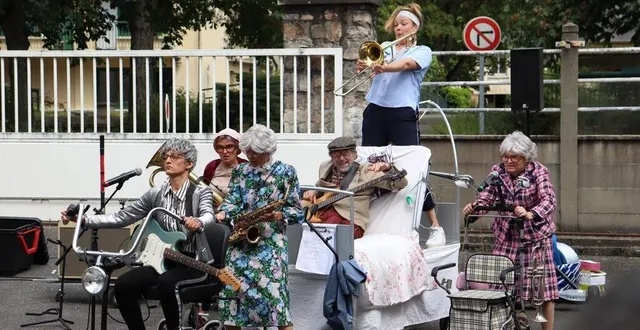 photo  dans la peau de résidents de l’ehpad des mots bleus, les gaufrettes revisitent plusieurs tubes.  &copy;  le maine libre 