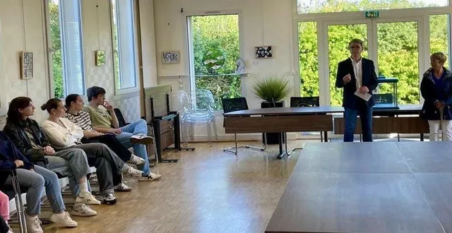 photo  laurent paris, thérèse frey et les jeunes nouveaux électeurs lors de la réception à la mairie.  &copy;  le maine libre 