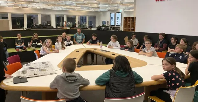 photo  les enfants se sont assis à la place des journalistes dans la salle derédaction.  &copy;  le maine libre 