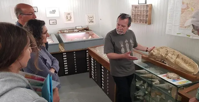 photo  dominique langevin a passionné les visiteurs par ses connaissances et ses pièces exceptionnelles, comme la mandibule de créodonte.  &copy;  le maine libre 