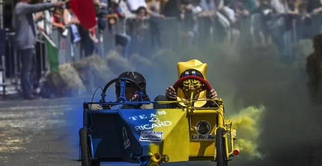 photo  le team ricard active les fumigènes jaunes et bleus avant de s’élancer.  &copy;  le maine libre – denis lambert 