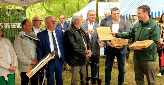 photo  nicolas jannault, directeur onf de l’agence régionale pays de la loire, a remis aux élus la plaque du label forêt d’exception, vendredi 24 mai 2024.  &copy;  ouest-france 