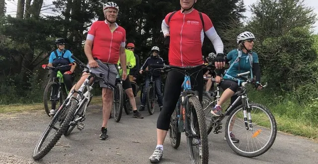 photo  stéphane le foll, maire et président de le mans métropole, et son directeur de cabinet, jérôme legrand, ont mouillé le maillot, samedi matin. ils ont guidé une quarantaine de cyclistes sur 22 kilomètres.  &copy;  ouest-france 