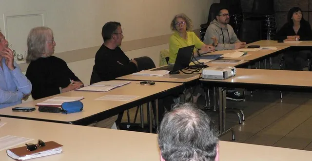 photo  les élus ont aussi après le départ du sous-préfet olivier compain. il sera remplacé après les élections du dimanche 9 juin.  &copy;  ouest-france 