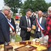 photo  « monsieur le ministre, voulez-vous goûter mon miel de colza ? », questionne guy, l’apiculteur dont les produits sont sains et biologiques. « vraiment excellent ! », souligne le ministre, accompagné par jean-marc verchère, anne-claude besson et franck poquin. 