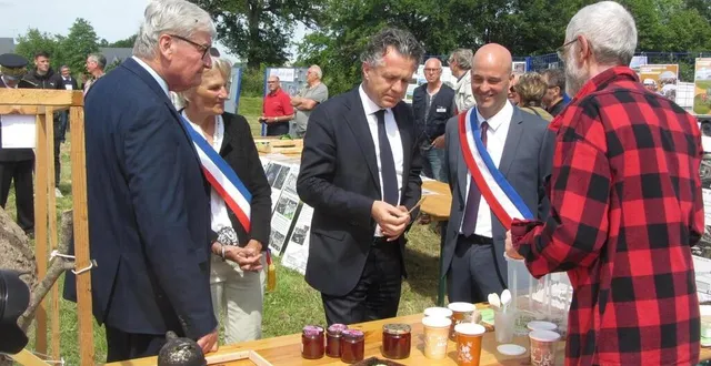 photo  « monsieur le ministre, voulez-vous goûter mon miel de colza ? », questionne guy, l’apiculteur dont les produits sont sains et biologiques. « vraiment excellent ! », souligne le ministre, accompagné par jean-marc verchère, anne-claude besson et franck poquin.  &copy;  co 