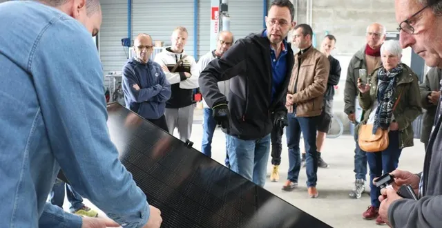 photo  ce samedi 25 mai 2024, dans les locaux des ambulances du loir, à la flèche, laurent faverais (au centre), artisan spécialisé en énergie solaire, a expliqué à des particuliers et des élus comment installer des panneaux photovoltaïques. une rencontre pilotée par l’association soleil du loir.  &copy;  ouest-france 