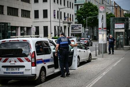 photo La police municipale de Lyon sur la Place Jean-Jaurès, après une attaque au couteau dans le métro dimanche 27 mai 2024. OLIVIER CHASSIGNOLE / AFP 