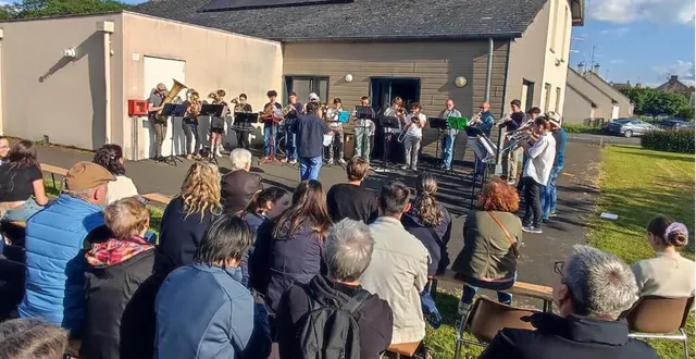 photo  70 personnes ont participé aux « curieuses contrées ». ici avec l’orchestre de cuivre de l’école de musique de l’anjou bleu.  &copy;  co 