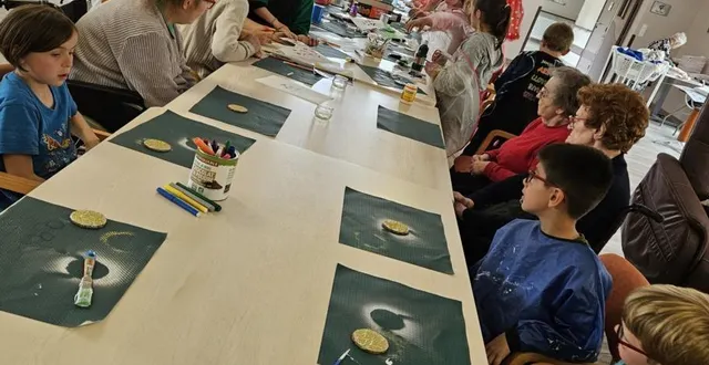photo  au programme des enfants, atelier bricolage avec les aînés.  &copy;  ouest-france 