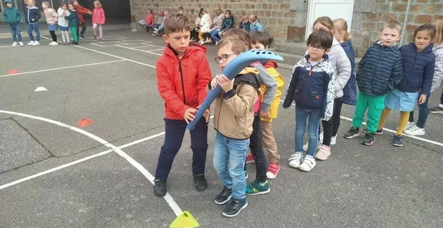 photo  des élèves de l’école des vergers ont eu le privilège de tenir la torche olympique, portée par zéphirin jégard, en 2006.  &copy;  ouest-france 