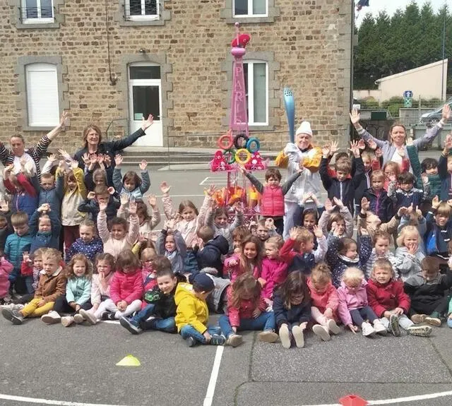 photo au cours de cette matinée olympique, les élèves de l’école des vergers ont rencontré zéphirin jégard, porteur de la flamme olympique en 2006.  ©  ouest-france