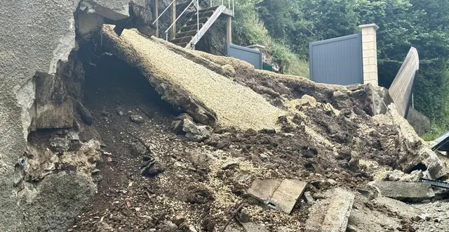 photo  le mur s’est effondré dans la nuit de dimanche à lundi rue de la grande-côte-de-crevant à thouars.  &copy;  co – léo candas 