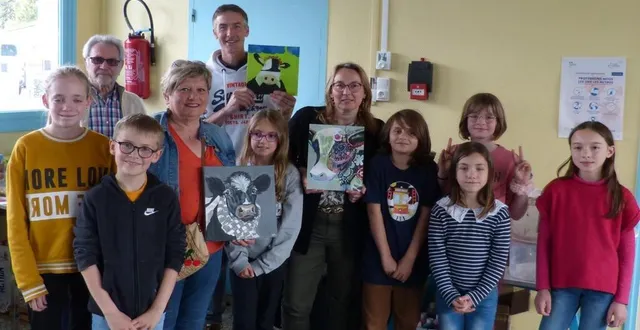 photo  les jeunes peintres de l’association en compagnie de l’éleveur alexandre guénaux au local de baz’arts oizéen.  &copy;  le maine libre 