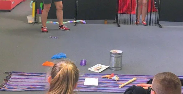 photo  les collégiens de 5e ont suivi avec attention le spectacle d’improvisation théâtrale.  &copy;  le maine libre 